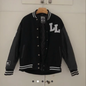Vintage Baseball jacka  - Svin snygg och trendig baseball jacka som passar till allt. Jackan är fodrad och är därför perfekt till hösten. Den är i storlek M-L, och sitter snyggt oversized på mig som är en S i vanliga fall!                                                                         Buda! (Inte mina bilder) HÖGSTA BUD: 420kr