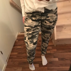 kamouflagebyxor - Ett par kamouflagebyxor i storlek M. Byxorna är från madlady. Köparen står för frakten. 💕