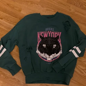 Sweatshirts  - Super snygga sweatshirts med coola detaljer. 50kr/st eller båda för 80kr