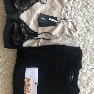 Paket till tjej  - Säljer ett klädpaket till dam innehåller en -super mysig stickad tröja ifrån bikbok Stl L (passar M också) använd endast en gång (nytvättad!) nypris 399kr -Ett beige ribbstickad linne ifrån weekday stl L (passar även M) aldrig använd nypris 100kr  -Två par snygga örhängen ifrån Nelly nypris 149kr (har tagit ett par) dom två på bild är aldrig använda!  -En spets bh utan bygel i Stl 40 aldrig använd endast legat.  SÄLJER ALLTIHOPA PÅ BILDEN FÖR 150kr inga bud och säljer allt till en person  