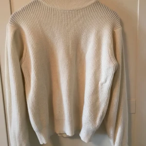 Nakd vit stickad - Stickat vid från nakd. Superfint skick o jätteskön. Storlek XS. Billigare vid snabb affär