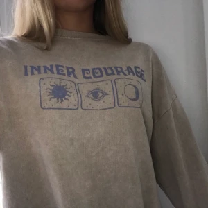 Sweatshirt - Säljer denna as snygga sweatshirt från pull and bear så jag har en liknande💥💕
