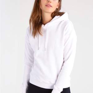 En vit hoodie från Zalando, en liten fläck som knappt syns. Säljer för att den är för liten😁