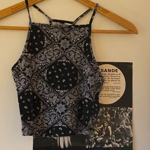 Paisley mönstrat linne - köpt second hand, asgulligt. Inte barnstorlek eller så, gissar på storlek XS-S, köparen står för frakt