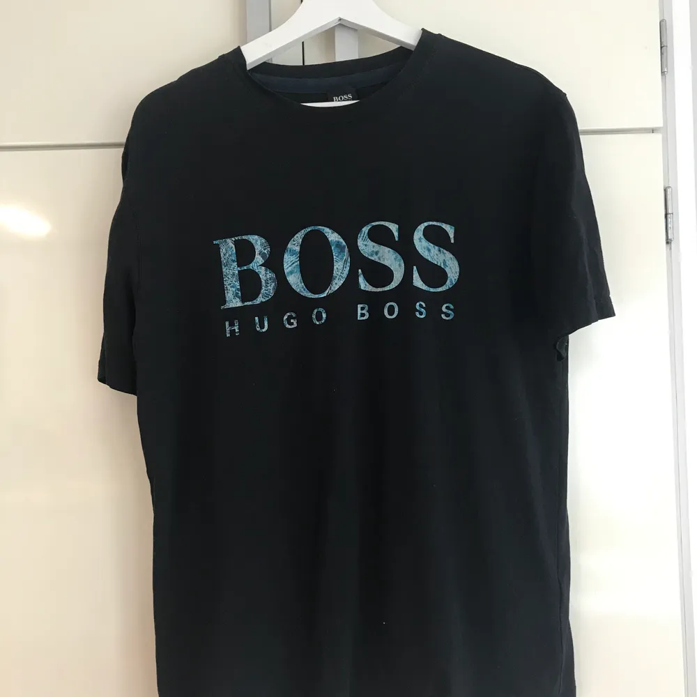 Hugo Boss T-shirt.  Vid leverans tillkommer kostnad beroende på vart de ska skickas. T-shirts.