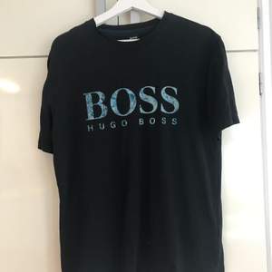 Hugo Boss T-shirt.  Vid leverans tillkommer kostnad beroende på vart de ska skickas
