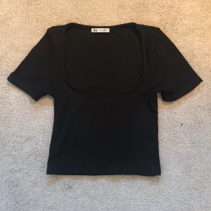 Tröja från Zara - Säljer en fin tröja från zara. Använd en gång då den tyvärr för stor! 