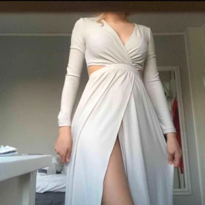 Ljusgrå långklänning  - Superfin ljusgrå långklänning som jag hade på balen. Jättebra skick. Passar mig som är en 34/36. Hör av dig om du har någon fråga! :) 