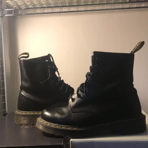 Dr Martens  - Superfina Dr Martens som tyvärr var för små för mig. Inga tecken på användning, alltså i väldigt bra skick. Strl 38 men små i storlek. 8 hål. 