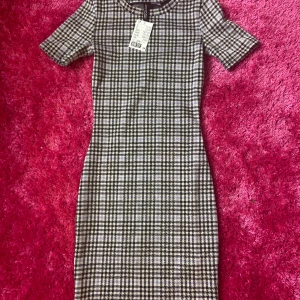 klänning  - rutig klänning, aldrig använd 