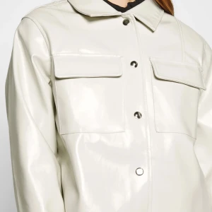 PU läder cropped jacka - Nästan oanvänd cropped PU jacka från Nelly i storlek 32❤️ Nypris 700kr. Säljer för 400kr+frakt 