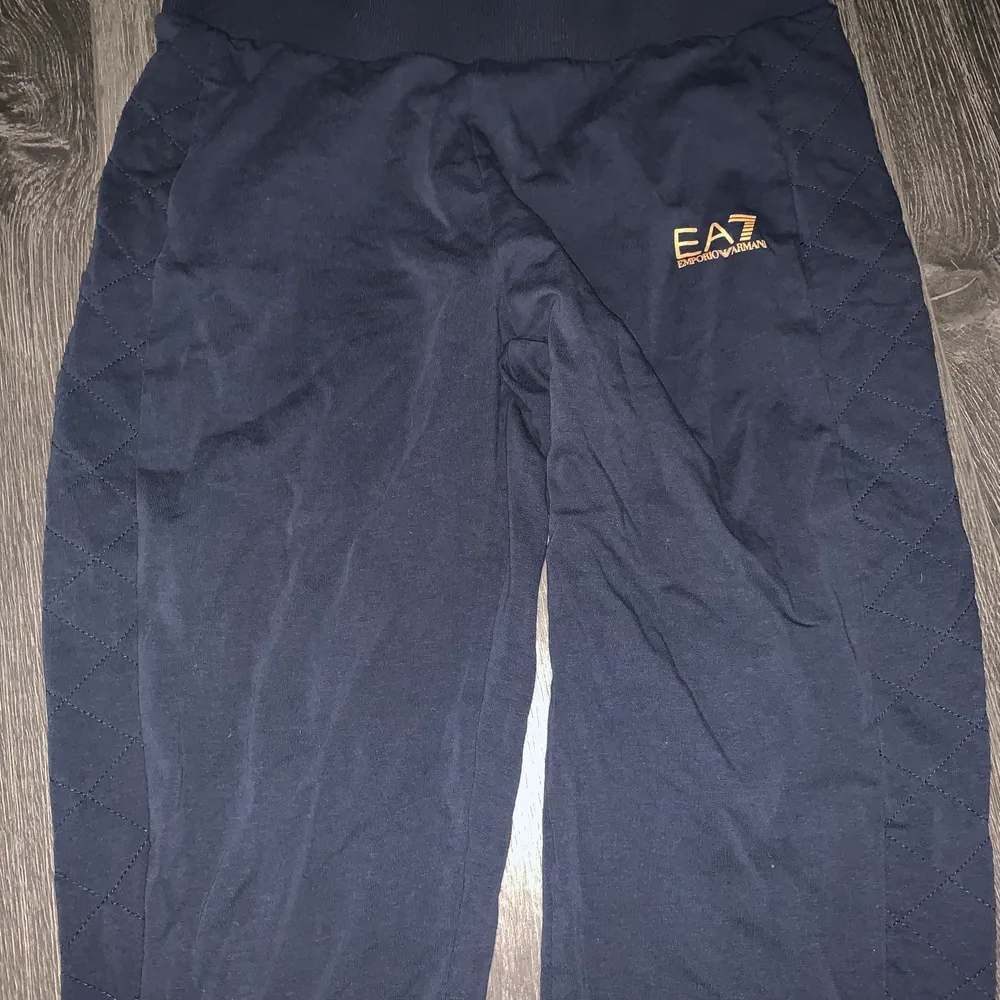 väldigt fina mörkblå Ea7 mjukisbyxor i storlek S fast är ganska stora i midjan, knappt använda och bra skick!. Jeans & Byxor.