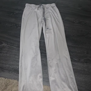 Gina mjukisbyxor st S - sjukt mysiga mjukisbyxor i st S , väldigt bra skick och passar även dom som har Xs, dom är dock lite korta i längden men knappt använda