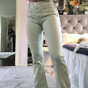 Mingröna Jeans Zara - Säljer mina jeans från Zara som är i princip oanvända, får tycärr inte användning för dem. Köptes i Spanien denna sommar och säljs inte i Sverige, kan mötas upp i Stockholm C eller så betalar köpare frakt. 