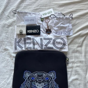 KENZO Datorfodral, Plånbok & Nyckelring - Säljer nu mina Kenzo accessoarer: Ett datorfodral i Perfekt skick! En välanvänd korthållare/plånbok och en välanvänd Kenzo nyckelring som är aningen rostfärgad. 900 Kr för datorfodralet, 200 för korthållaren, 50 För nyckelringen, eller 1000 kr för allt! EDIT: korthållaren är såld