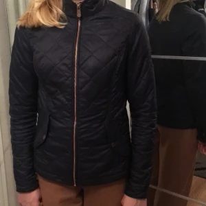 Vår/Höst Jacka - Mörkblå vårjacka/höstjacka. Väldigt skön men tyvärr för liten för mig.