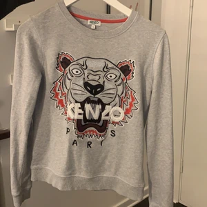 Äkta kenzo tröja - Säljer en äkta kenzo tröja. Orginalpris ligger på 2000kr och säljer den nu för 250kr + frakt(kan diskuteras) för att den är använd i ungefär 2 år. Storlek S skulle också passa en XS.