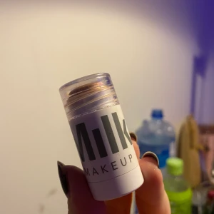 Milk highlighter  - Assnygg highlighter från det trendiga märket milk makeup endast använd ett fåtal gånger. Ger en helt amazing glow!
