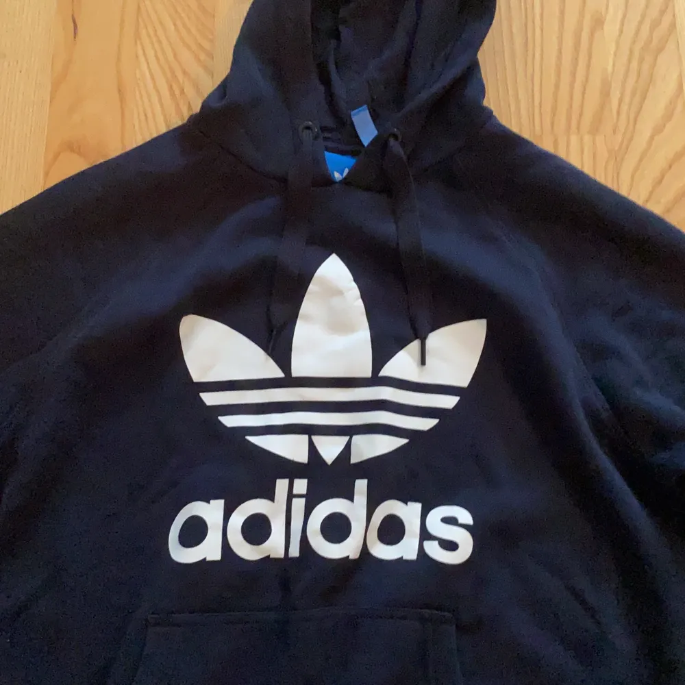 Adidas hoodie i mycket bra skick, använd 1-2ggr.. Tröjor & Koftor.