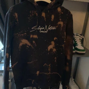 Egen blekt hoodie. - Skir cool hoodie som jag själv har blekt. 