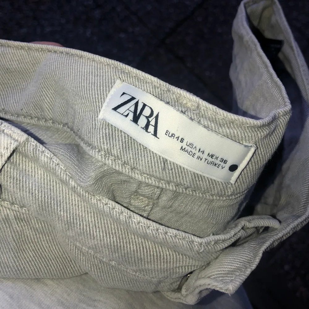 Säljer nu mina fina jeans från Zaras 90’s kollektion då de blivit alldeles för stora! Använts 2 ggr, tvättats 1 gång. Storlek 46 och är väldigt true to size. Skriv till mig för bilder på hela jeansen, kunde inte få med det här🤨 Nypris 399 mitt pris 205+frakt💘💘. Jeans & Byxor.