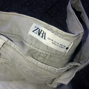 Grå Zara 90’s straight jeans  - Säljer nu mina fina jeans från Zaras 90’s kollektion då de blivit alldeles för stora! Använts 2 ggr, tvättats 1 gång. Storlek 46 och är väldigt true to size. Skriv till mig för bilder på hela jeansen, kunde inte få med det här🤨 Nypris 399 mitt pris 205+frakt💘💘
