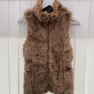Pälsväst (fake)  - Från Zaras barnavdelning men passar en xs eventuellt S också!