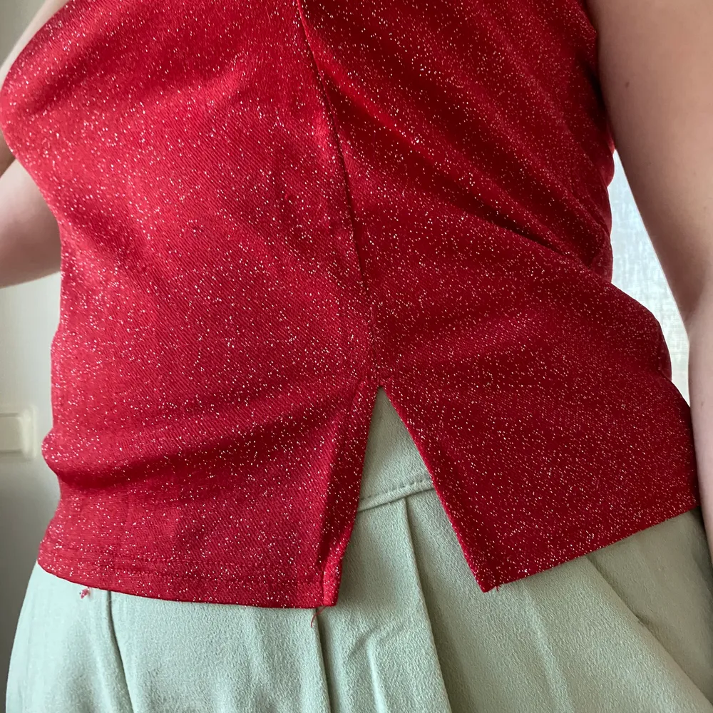 Rött glittrigt linne med en liten slit i sidan🥰 frakt tillkommer. Toppar.