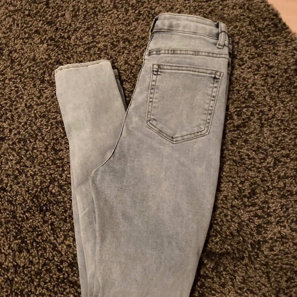 Tighta jeans med slits på knäna. Tighta. . Jeans & Byxor.