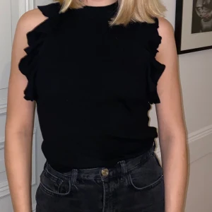 Topp, S - Topp från HM. Skitsnygga detaljer vid axlarna som gör att den blir ”festligare”. Storlek Small!