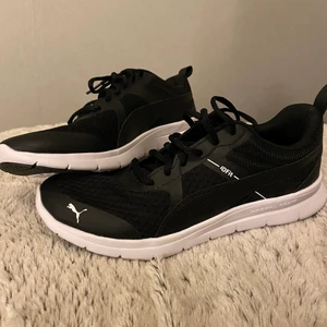 Puma skor - Endast testade puma skor som är väldigt lätta. Köpt för 600kr! Säljs för att de var för stora för mig, tyvärr! Säljs för 350 inklusive frakt 🚚  Låda till skorna tillkommer!