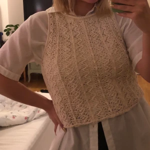 Stickad topp st M - Stickad/virkad väst från zara i storlek M, knappt använd. Frakt ingår 🥰