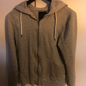 Grå oversised kofta  - Snygg och väldigt skön kofta, köpt på herravdelningen så sitter lite overzised💞