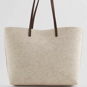 Väska  - Beige väska från zara, gjort av filt, säljer pga att jag inte kommer få användning för den men den är endast använd 2ggr, precis som ny. Bra kvalite och medföljer en nessesär i väskan:)) 