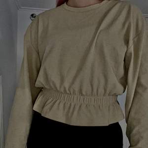 En skön tröja som passar till det mesta. Färgen på tröjan är beige och jag har använt denna ett fåtal gånger och den är i bra skick. 