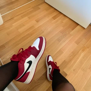 Jordans Low - Säljer ett par jättesnygga jordans low🤍 Jättefint skick då dom är använda några gånger bara! Storlek 38 men skulle säga att de mer är som 37,5 i storlek så de passar folk med både 38 och 37✨