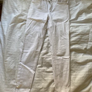 Vita jeans  - Vida jeans i storlek M, bara använda 2 gånger så är som nya.