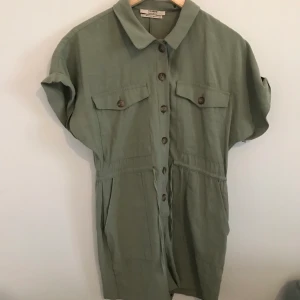 Playsuit - Söt playsuit från pull & bear som knappt har blivit använd och letar därför ett nytt hem. 