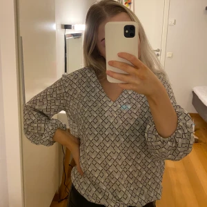Blus i str 34 - Från Stockholm LM
