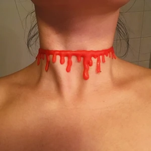 Halloween choker  - Imiterar bloddroppar gjort av silikon. Passar perfekt nu till kommande halloween! Frakt 11