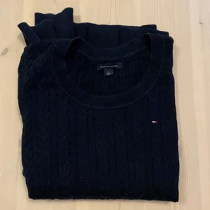 Tommy hilfiger cable  - Marinblå Tommy hilfiger tröja i cable material i storlek M
