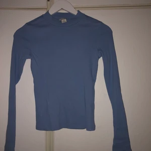 Monki topp  - Polo från Monki i en jättefin blå färg. Storlek XXS men den är stretchig så passar xs ksk s också. 