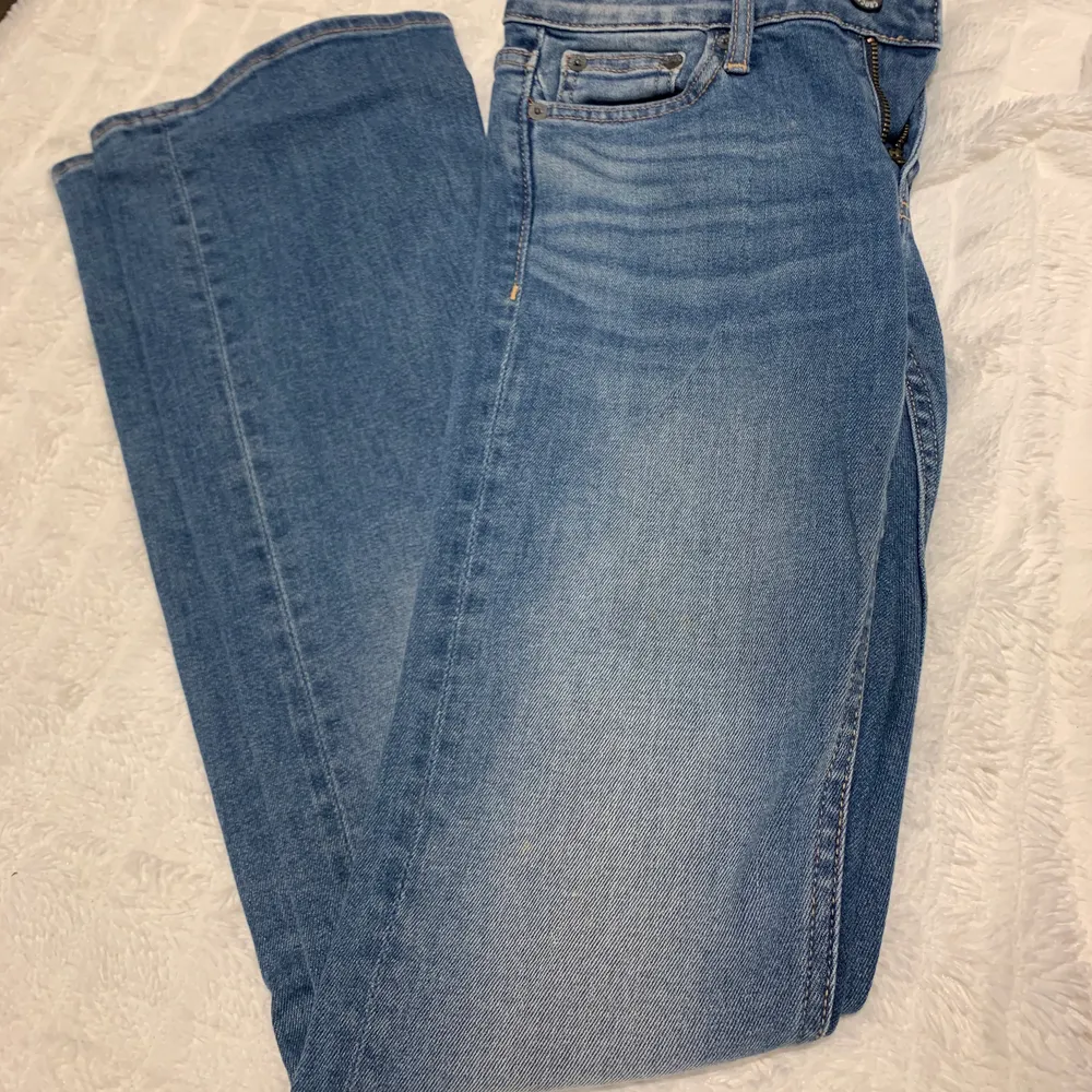 Low waist flare jeans från Crocker i storlek 25/31. Har aldrig använt så dem är vi väldigt bra skick. Säljer för 200 kr + frakt. . Jeans & Byxor.