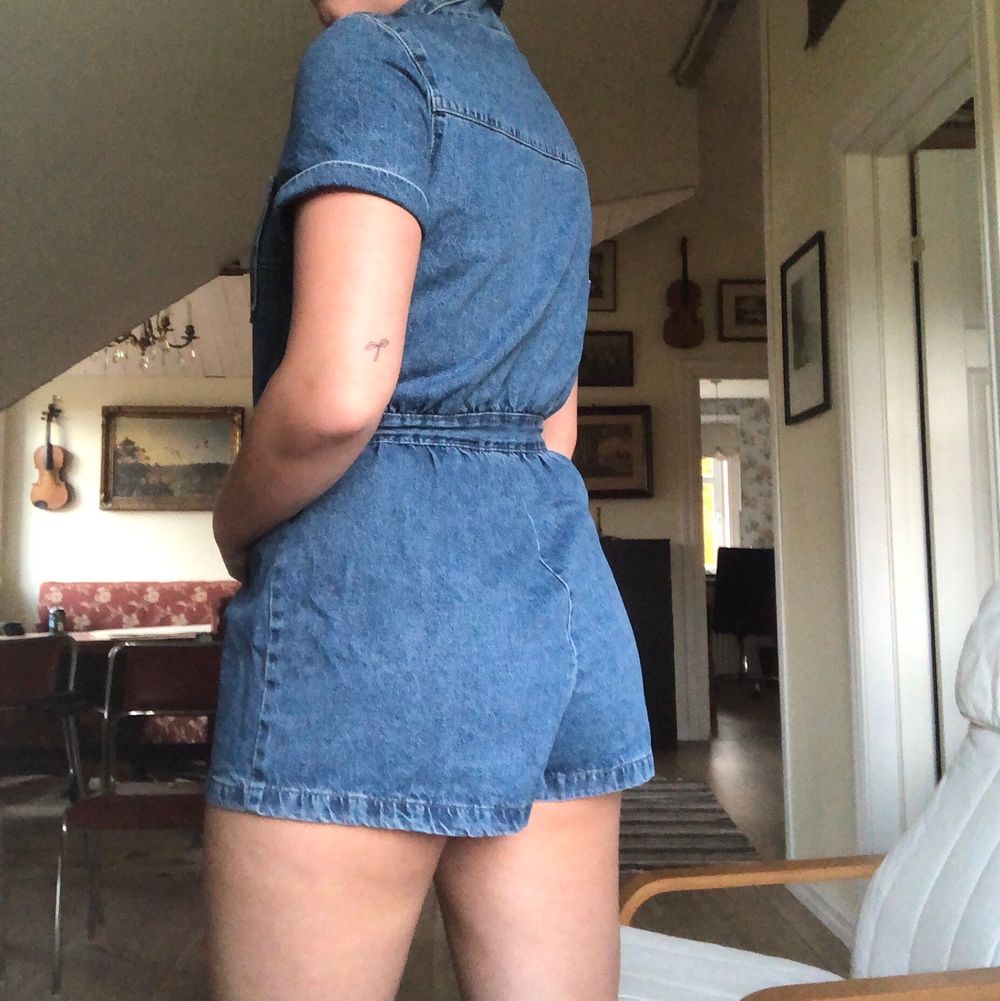 Playsuit i jeans från hm. Dragkedja fram och knyts i midjan. Helt oanvänd (prislapp kvar), köpt i våras. Superfin och snygg, säljer pga lite för liten för mig. Den är storlek 40 men jag skulle säga att den passar storlek 38 bättre. Obs köpare står själv för frakt!. Övrigt.
