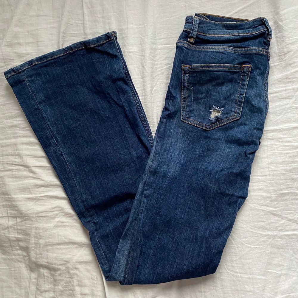 Säljer nu ett par väldigt snygga lite slitna låga bootcut jeans! Jeansen är köpta för några år sedan men i väldigt bra skick och knappt slitna.. Jeans & Byxor.