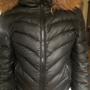 Päls jacka!!! - Päls jacka säljs helt ny, använd få gånger pågrund av storleken.
