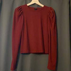 Super snygg vinröd tröja med super fin passform