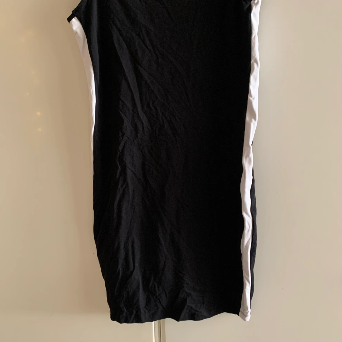 Svart klänning med vit rand på sidorna😊 - 90