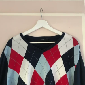 Stickad tröja  - Snygg stickad tröja! (Prickarna är på spegeln☺️) Budgivning! Högsta bud: 200+frakt (63kr & spårbart) 💙 obs. Bindande bud, vilket menas med att du ska kunna betala de du budat:) AVSLUTAS: onsdag 21/10 kl. 16.00:)