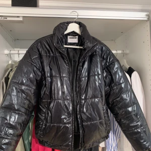 Pufferjacket från noisy may - Vinterjacka från noisy may i storlek S. Köpt på Nelly.